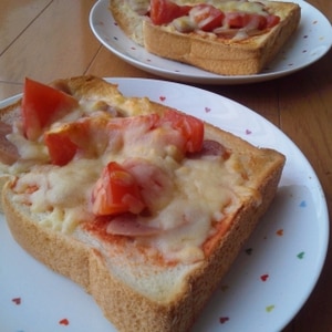 シンプル！　トマトとチーズのピザトースト☆